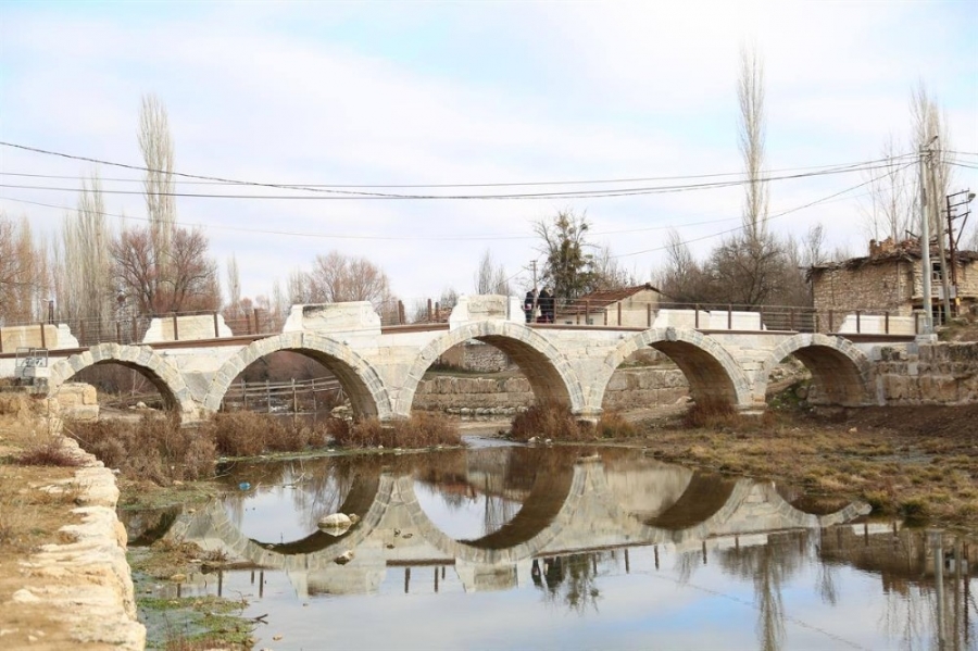 Penkalas Irmağı, Roma Taş Köprüleri & Sütunlu Cadde